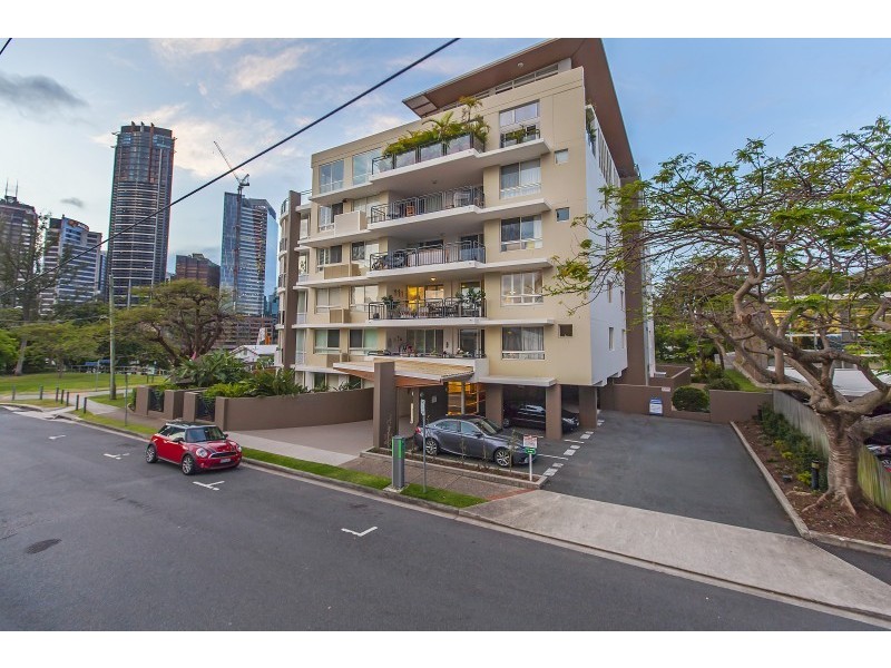 19 Wicklow Street, Kangaroo Point QLD 4169