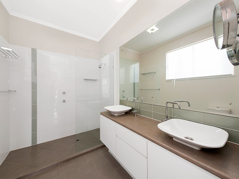 18 Zig Zag Street, Red Hill QLD 4059