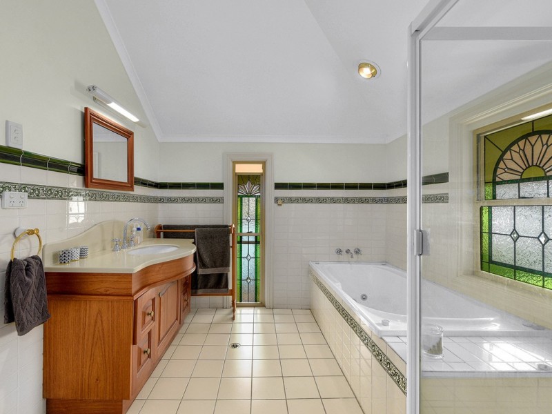 7 The Drive, Bardon QLD 4065