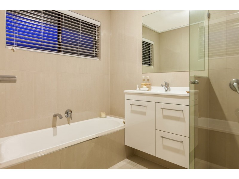 1 Leinster Street, Fig Tree Pocket QLD 4069