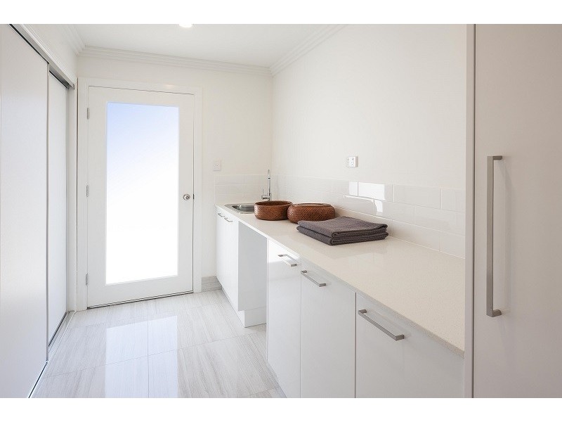 18 Hartfield Drive, Bardon QLD 4065