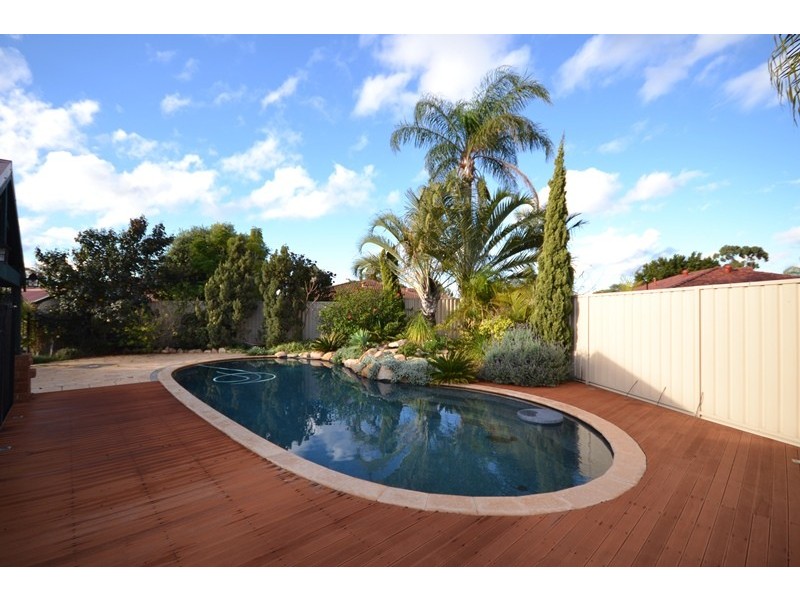 6 Hoya Court, Thornlie WA 6108