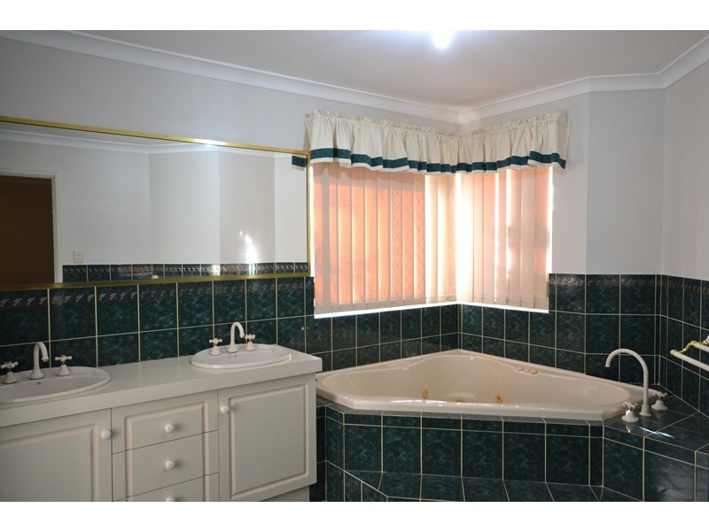 6 Hoya Court, Thornlie WA 6108