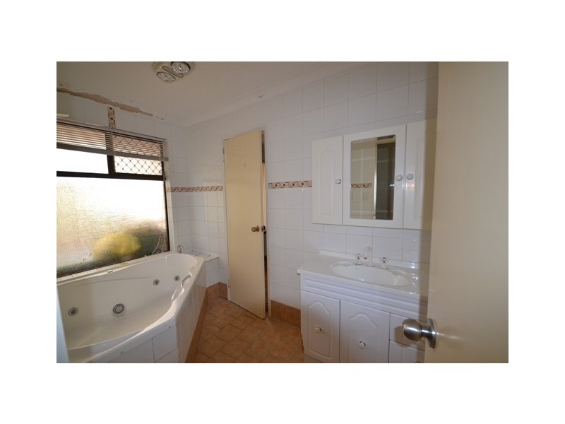 1 Guinivere Way, Camillo WA 6111