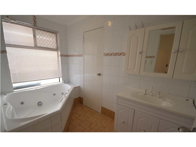 1 Guinivere Way, Camillo WA 6111