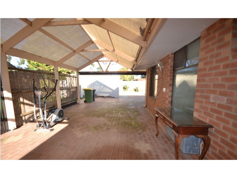 1 Guinivere Way, Camillo WA 6111