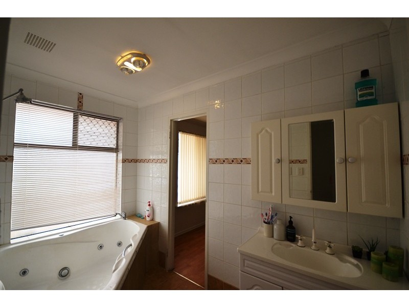 1 Guinivere Way, Camillo WA 6111