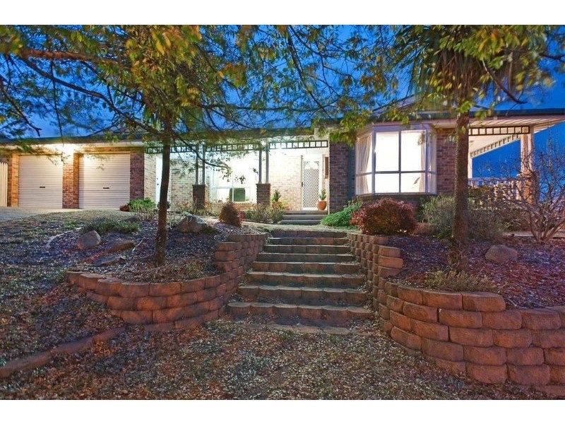 2 Buckmaster Crescent, Dunlop ACT 2615