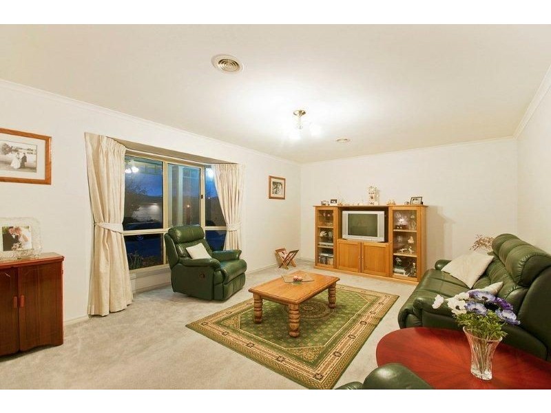 2 Buckmaster Crescent, Dunlop ACT 2615