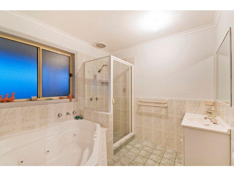 2 Buckmaster Crescent, Dunlop ACT 2615