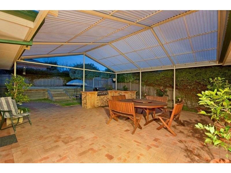 2 Buckmaster Crescent, Dunlop ACT 2615