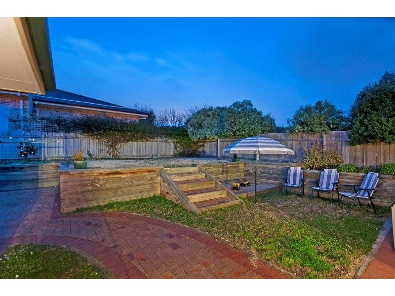 2 Buckmaster Crescent, Dunlop ACT 2615