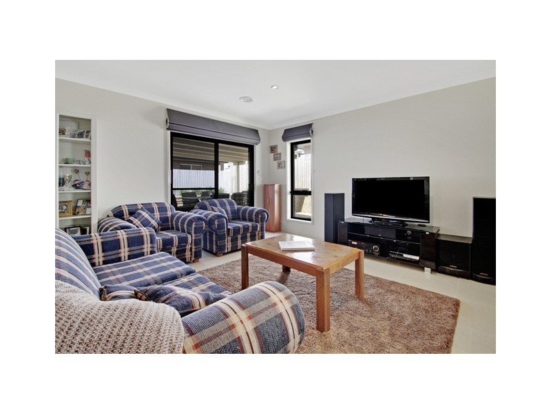 8 Rubeo Street, Forde ACT 2914
