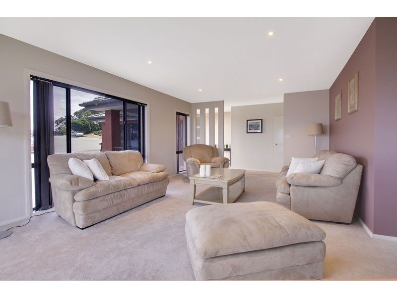 16 Dennis Place, Jerrabomberra NSW 2619