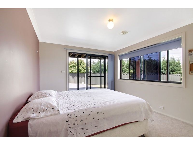 16 Dennis Place, Jerrabomberra NSW 2619