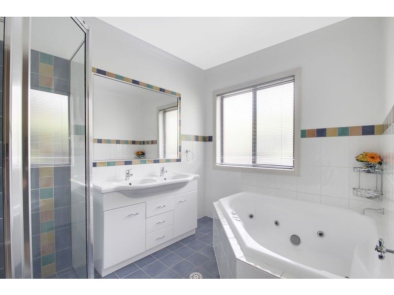 16 Dennis Place, Jerrabomberra NSW 2619