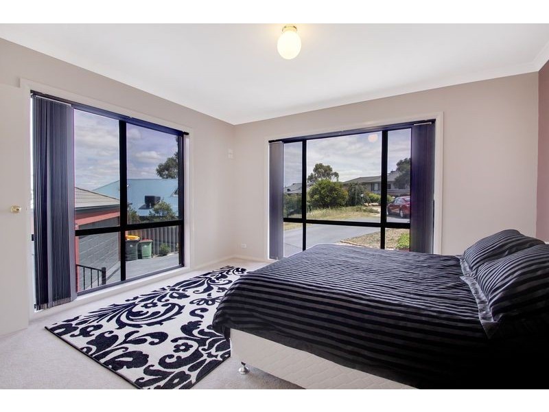 16 Dennis Place, Jerrabomberra NSW 2619