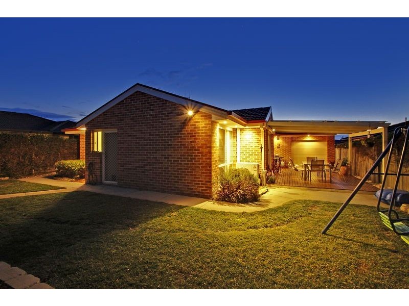 8 Hobday Place, Dunlop ACT 2615