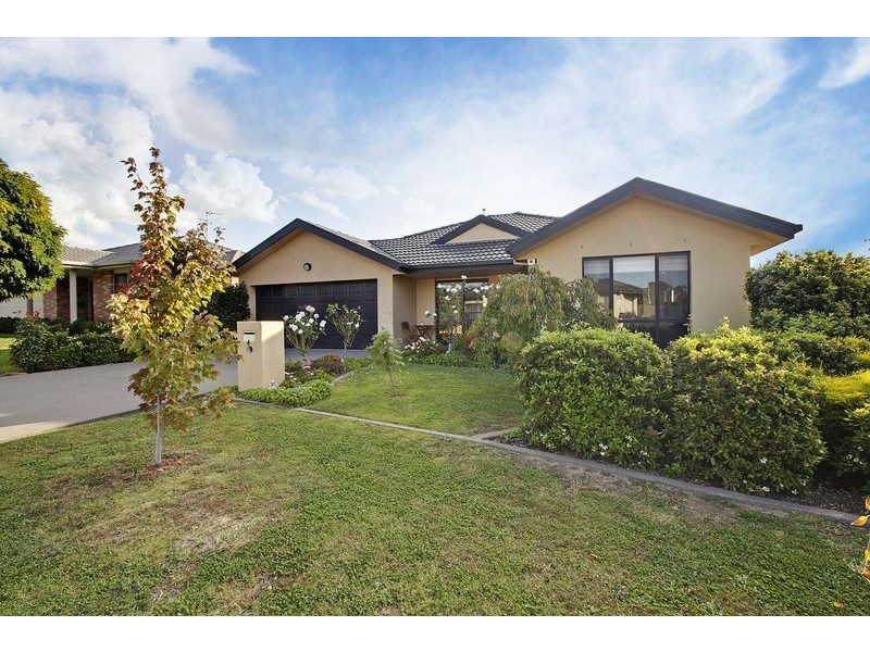 4 Pannamena Crescent, Jerrabomberra NSW 2619