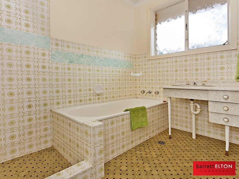 16 Solomon Crescent, Latham ACT 2615