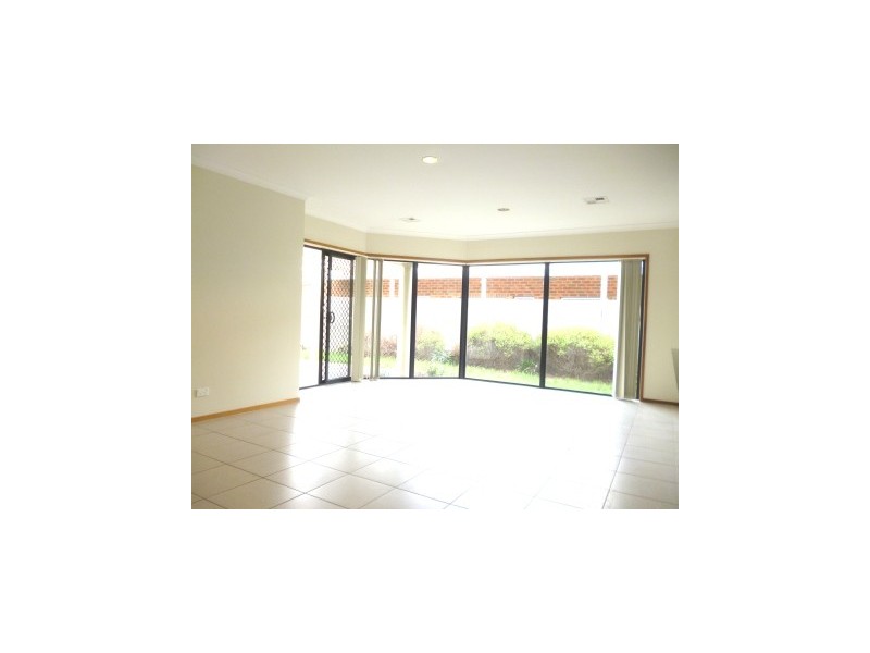 8 Simonetti Street, Dunlop ACT 2615
