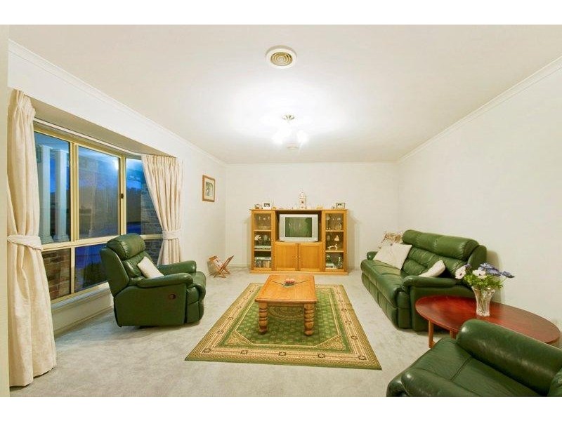 2 Buckmaster Crescent, Dunlop ACT 2615