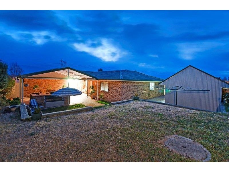 2 Buckmaster Crescent, Dunlop ACT 2615