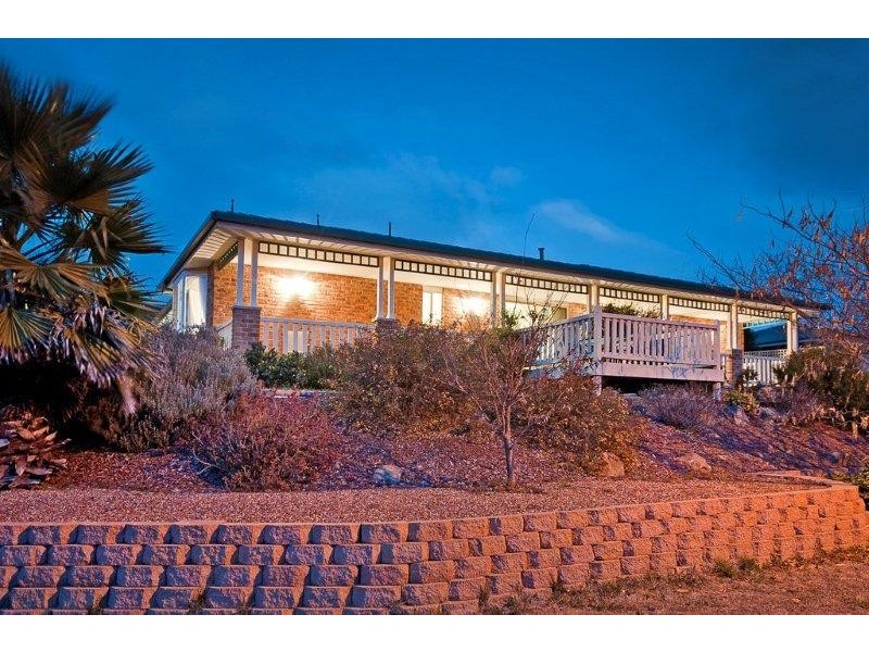 2 Buckmaster Crescent, Dunlop ACT 2615