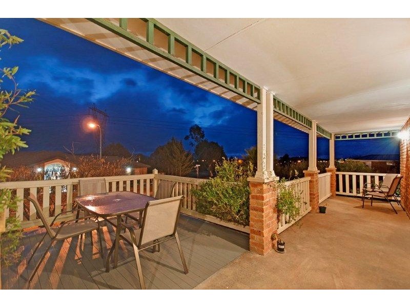 2 Buckmaster Crescent, Dunlop ACT 2615