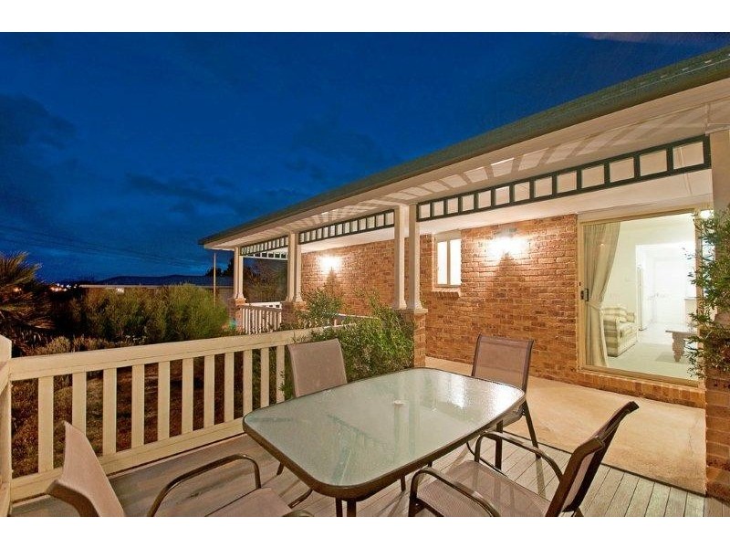 2 Buckmaster Crescent, Dunlop ACT 2615