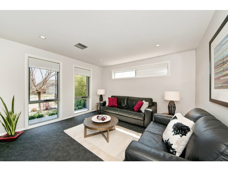 10 Buscombe Street, Forde ACT 2914
