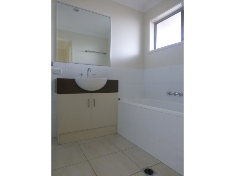 17 Elgans Parade, Rural View QLD 4740
