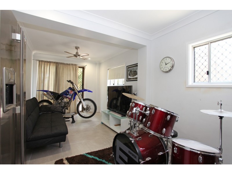 4 Burton Court, Rural View QLD 4740