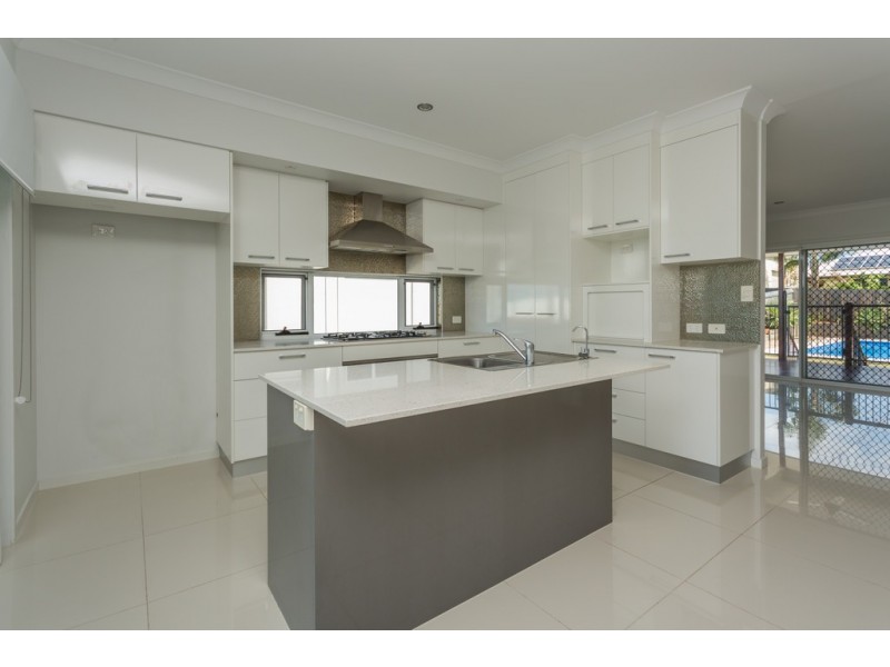 27 Douglas Crescent, Rural View QLD 4740