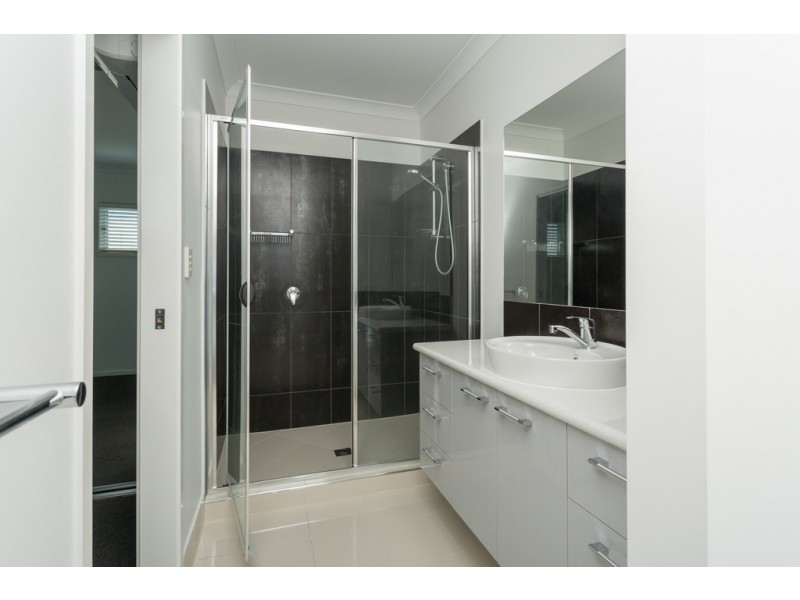 27 Douglas Crescent, Rural View QLD 4740