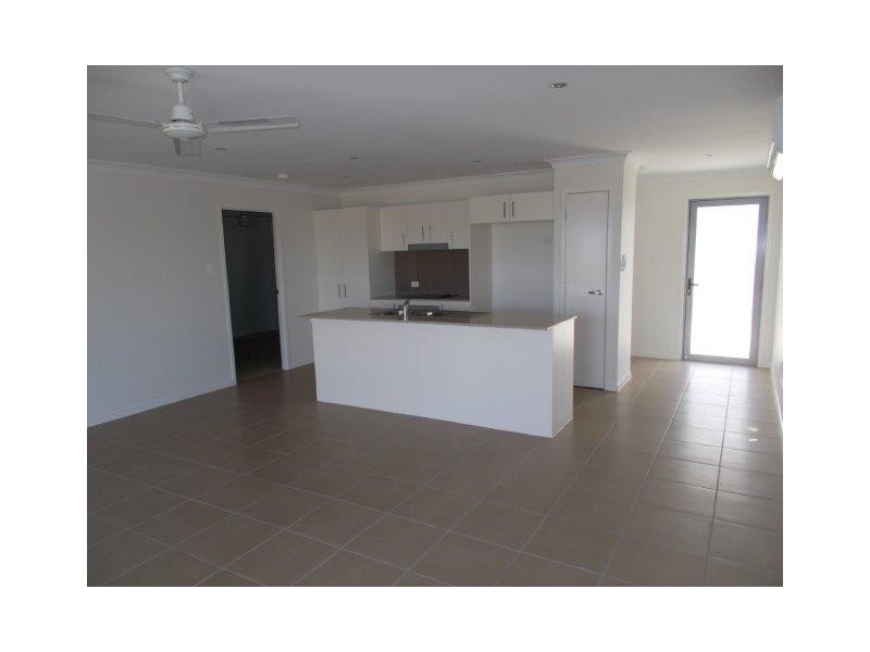 1/59 Caroval Drive, Rural View QLD 4740