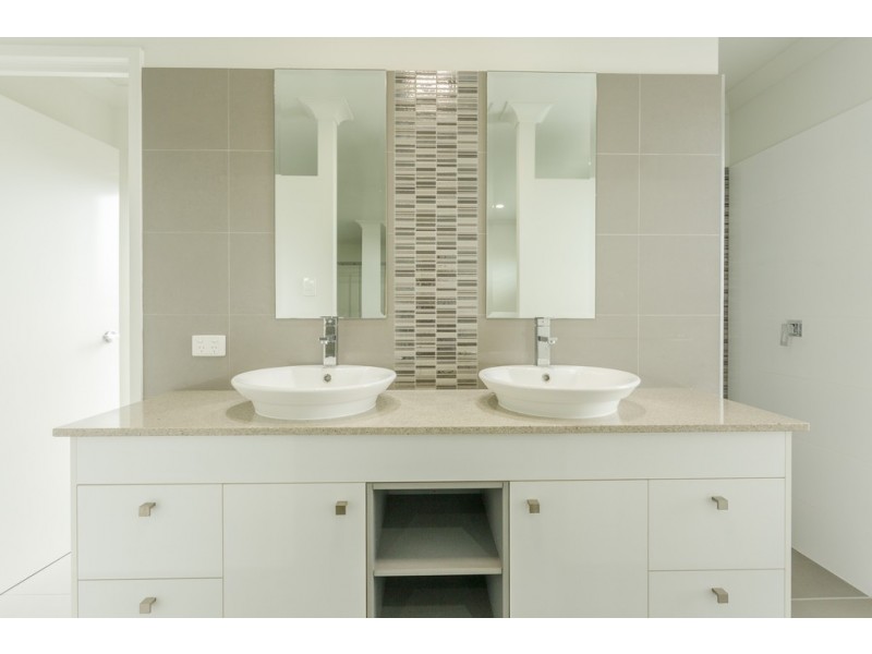16 Kerrisdale Crescent, Beaconsfield QLD 4740