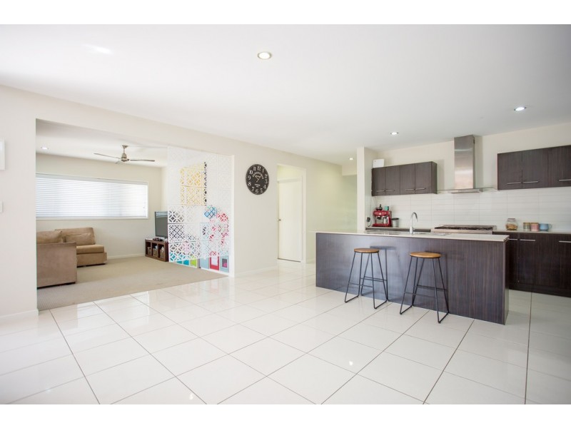 8 McIlwraith Way, Rural View QLD 4740