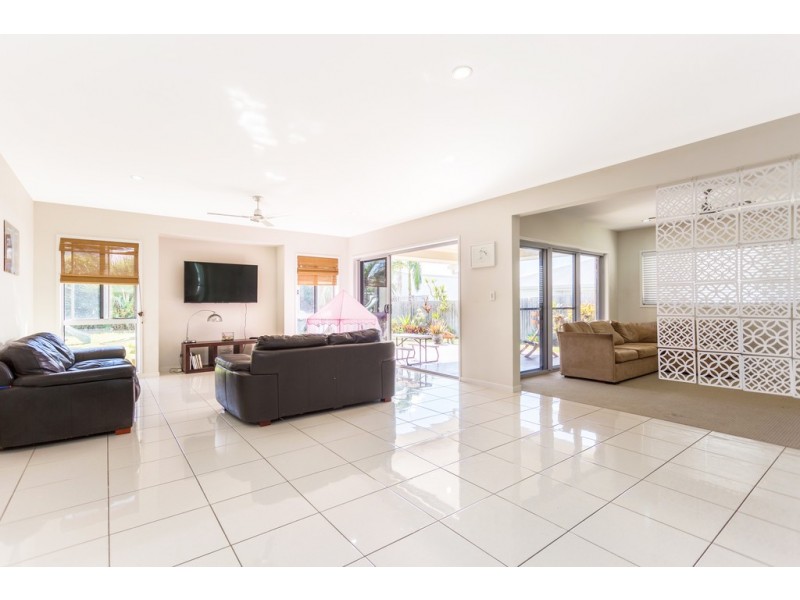 8 McIlwraith Way, Rural View QLD 4740