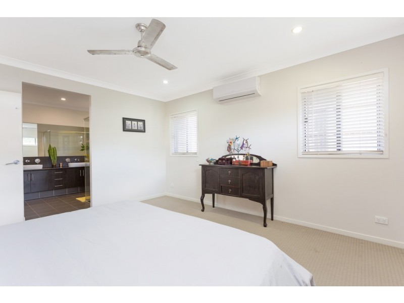8 McIlwraith Way, Rural View QLD 4740
