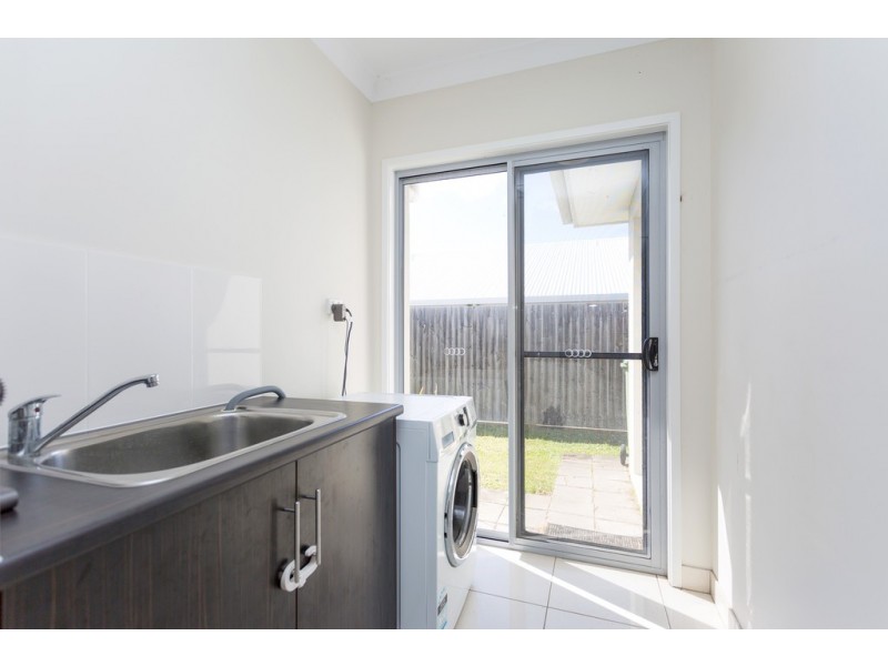 8 McIlwraith Way, Rural View QLD 4740