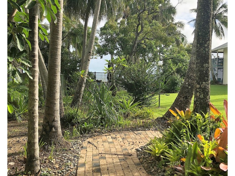 15/2 Beach Road, Dolphin Heads QLD 4740