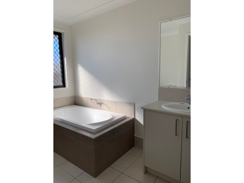 2/8 Bonney Street, Rural View QLD 4740