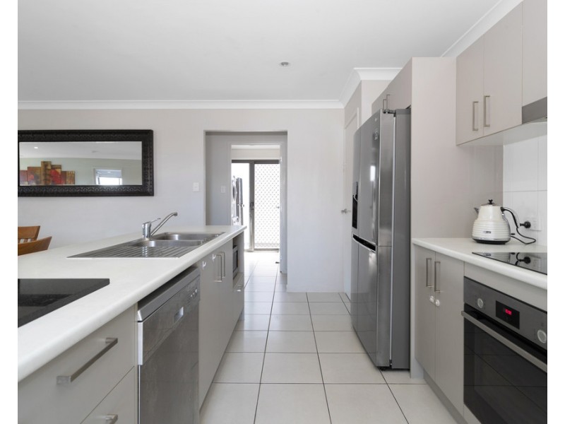 2E Mansfield Drive, Beaconsfield QLD 4740