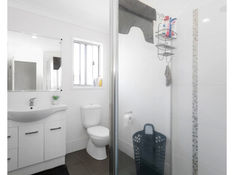 1 and 2/57 Phoenix Crescent, Rural View QLD 4740