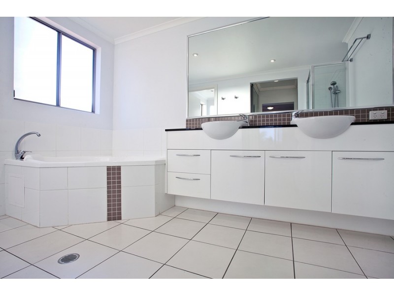 Unit 4/8 Breakwater Access Road, Mackay Harbour QLD 4740