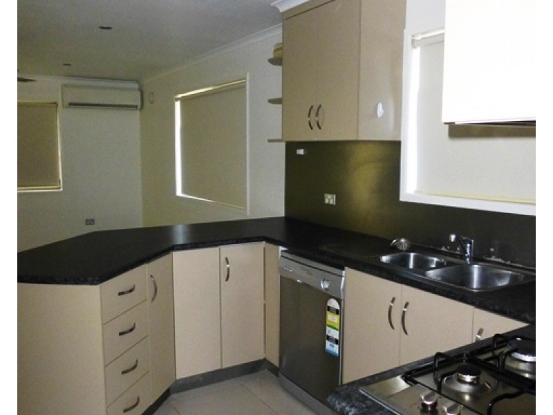 2/31 Pelican Street, Slade Point QLD 4740