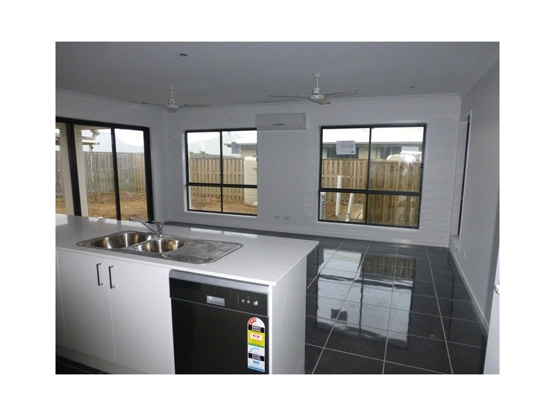 2/35 Whitehaven Drive, Blacks Beach QLD 4740