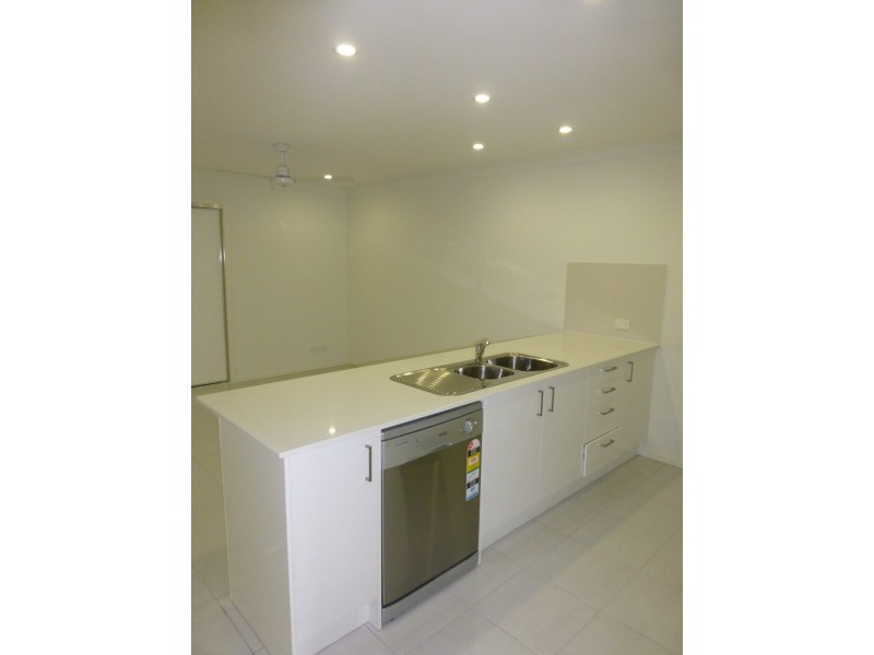 2/5 Hartog Street, Andergrove QLD 4740