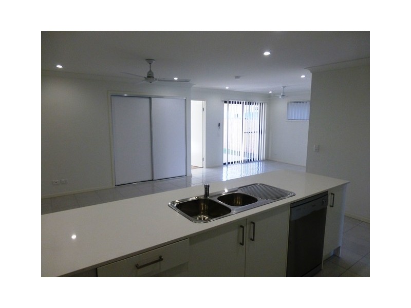 2/5 Hartog Street, Andergrove QLD 4740